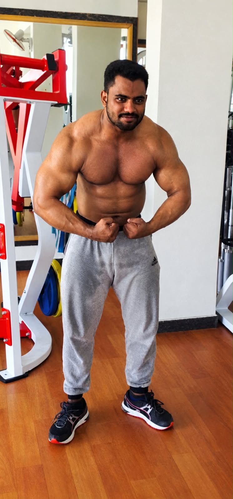 Ali Irfan bodybuilding pose at I Gym and Fitness Store
